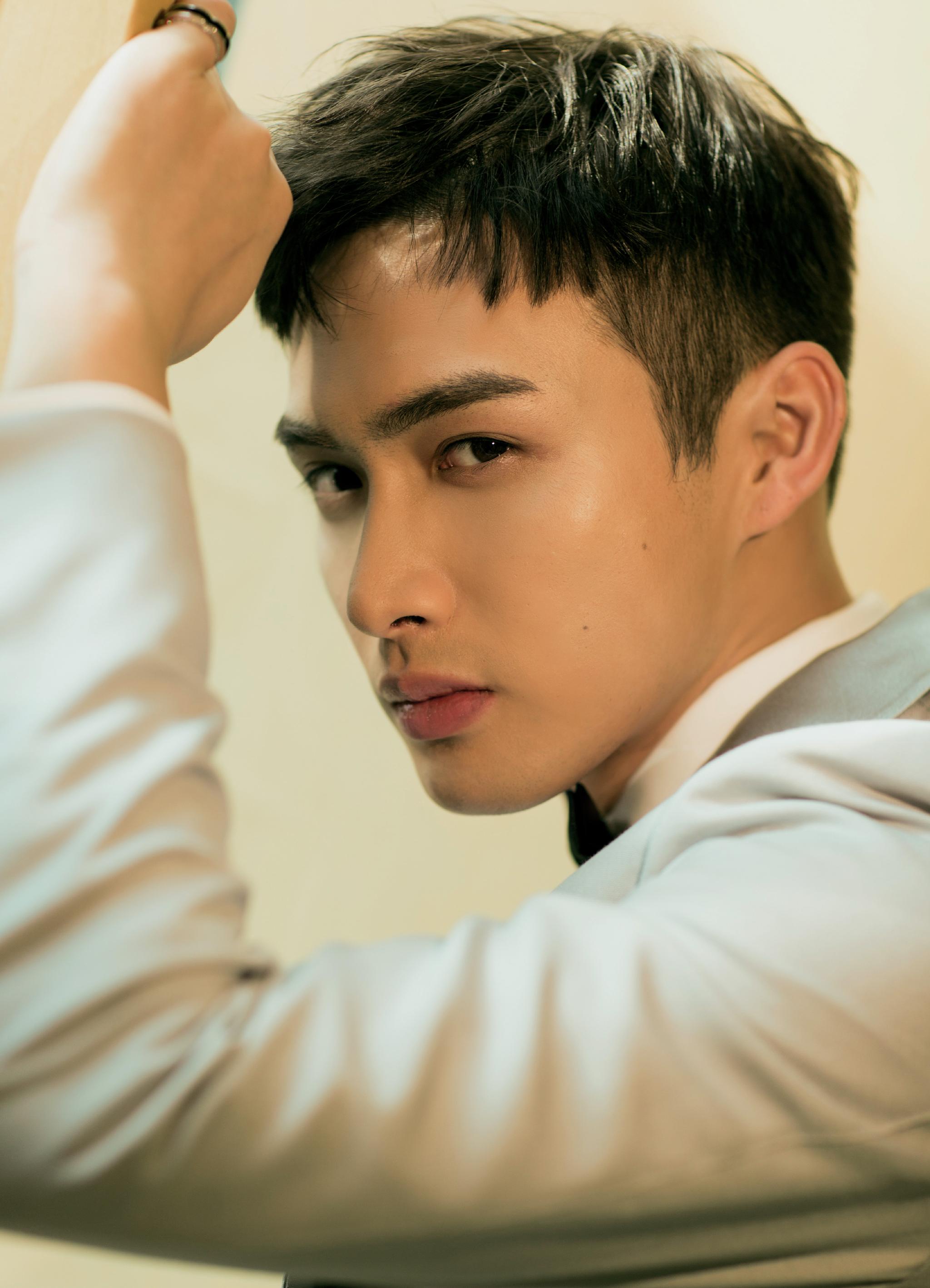 张彬彬vin 一身浅灰色西服套装出席优酷,清爽帅气,王子范儿的彬哥杏 