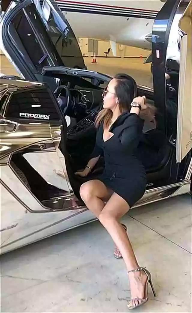白富美炫富晒出兰博基尼和私人飞机但网友关注点却是她本人