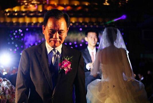 32岁吴女士生下龙凤胎,老公得知此消息,狠扇自己耳光