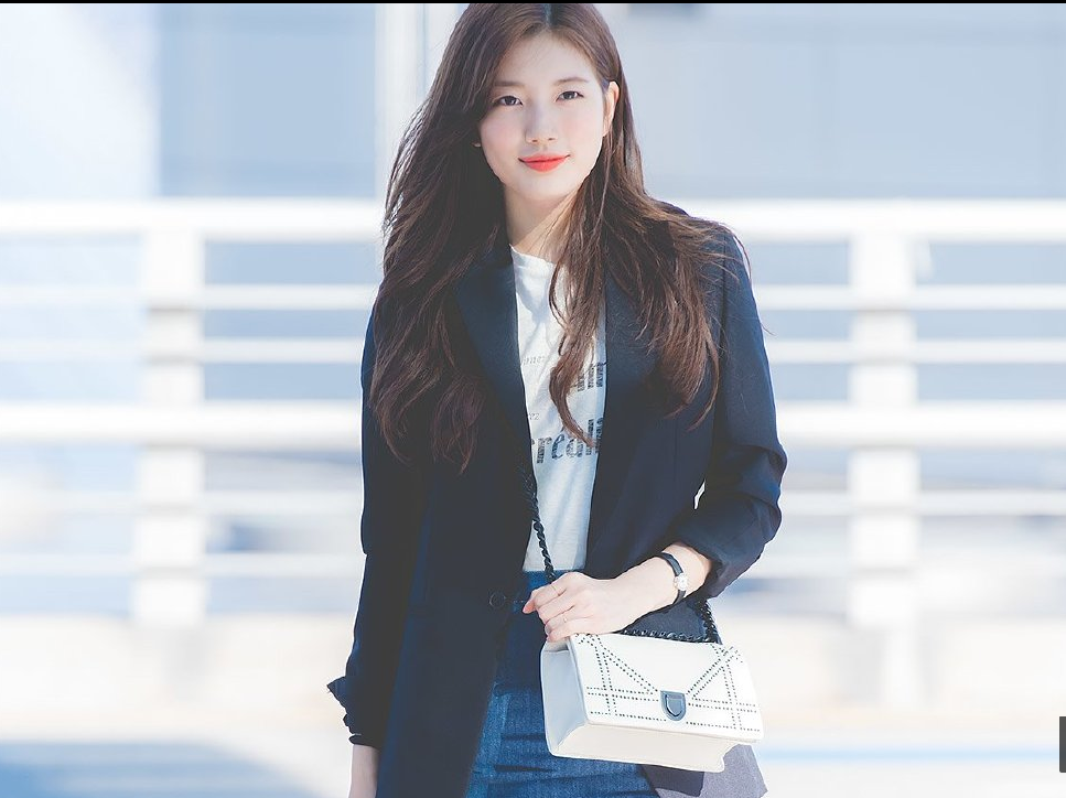 国民初恋的裴秀智黑色西装外套搭配牛仔短裙现身机场 特别凉爽