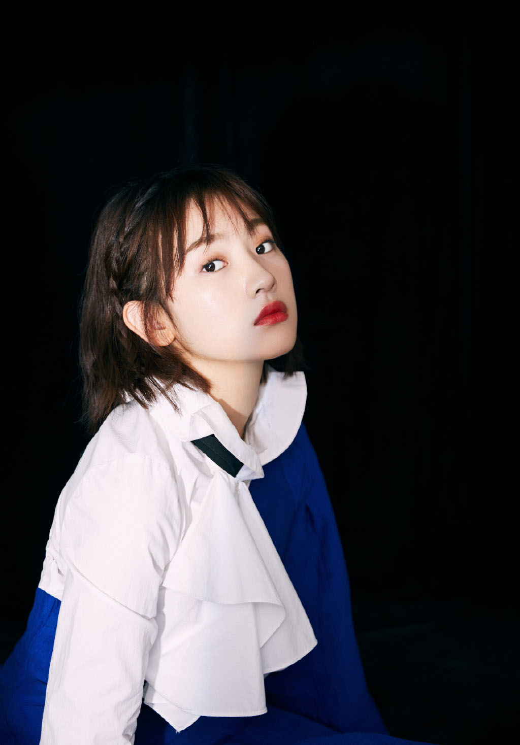 《冷殿下》鬼马女主,衬衣搭配蓝色斜肩裙,凹造型是认真的