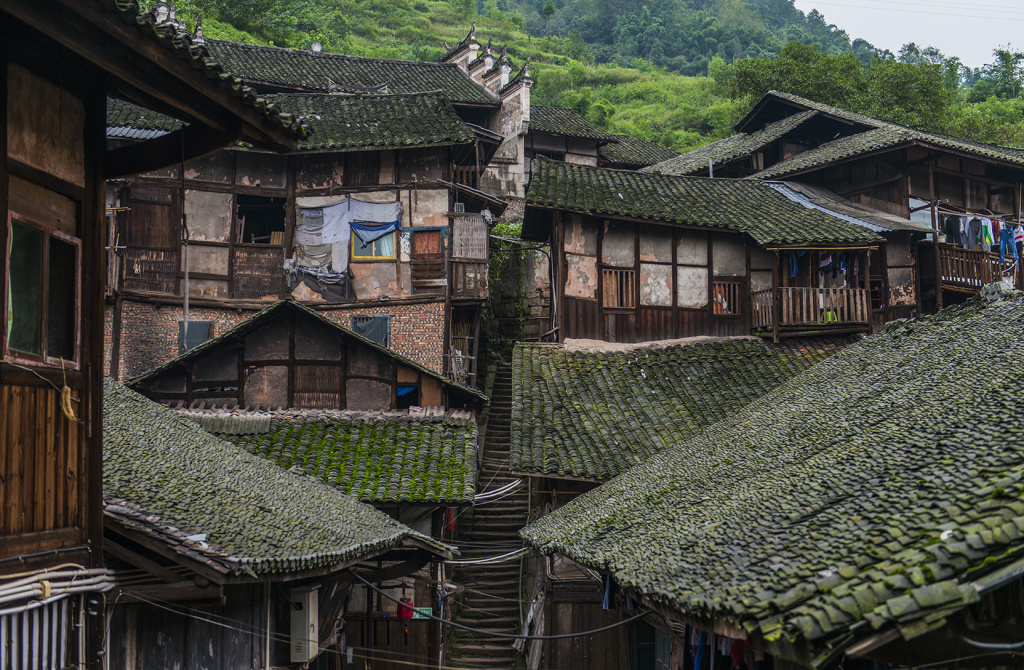 古朴清幽的四川福宝古镇别致的吊脚楼错落有致