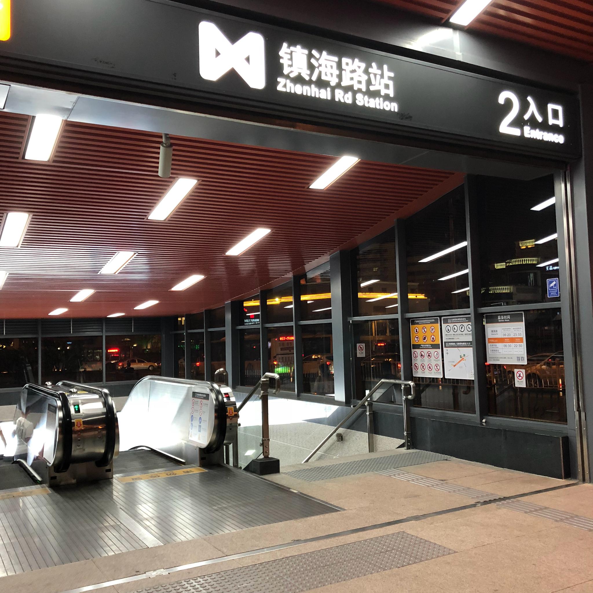 我的厦门地铁初体验很干净,这个点能这么少人很舒服