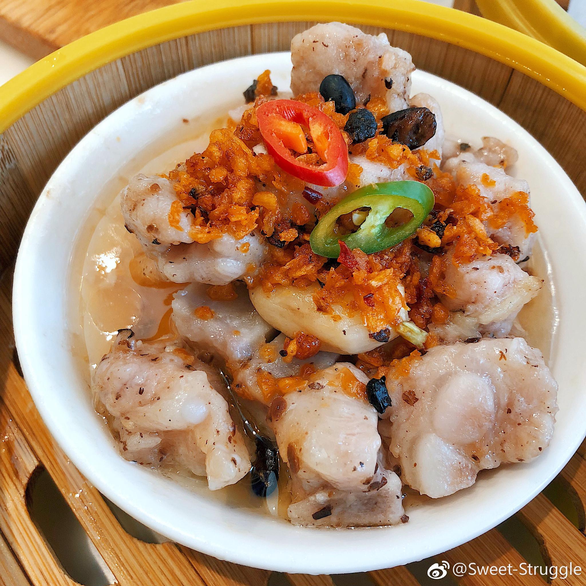 很亲民的粤菜馆~开餐一定要喝汤的,要的是「无花果炖鸡」中间上菜的速