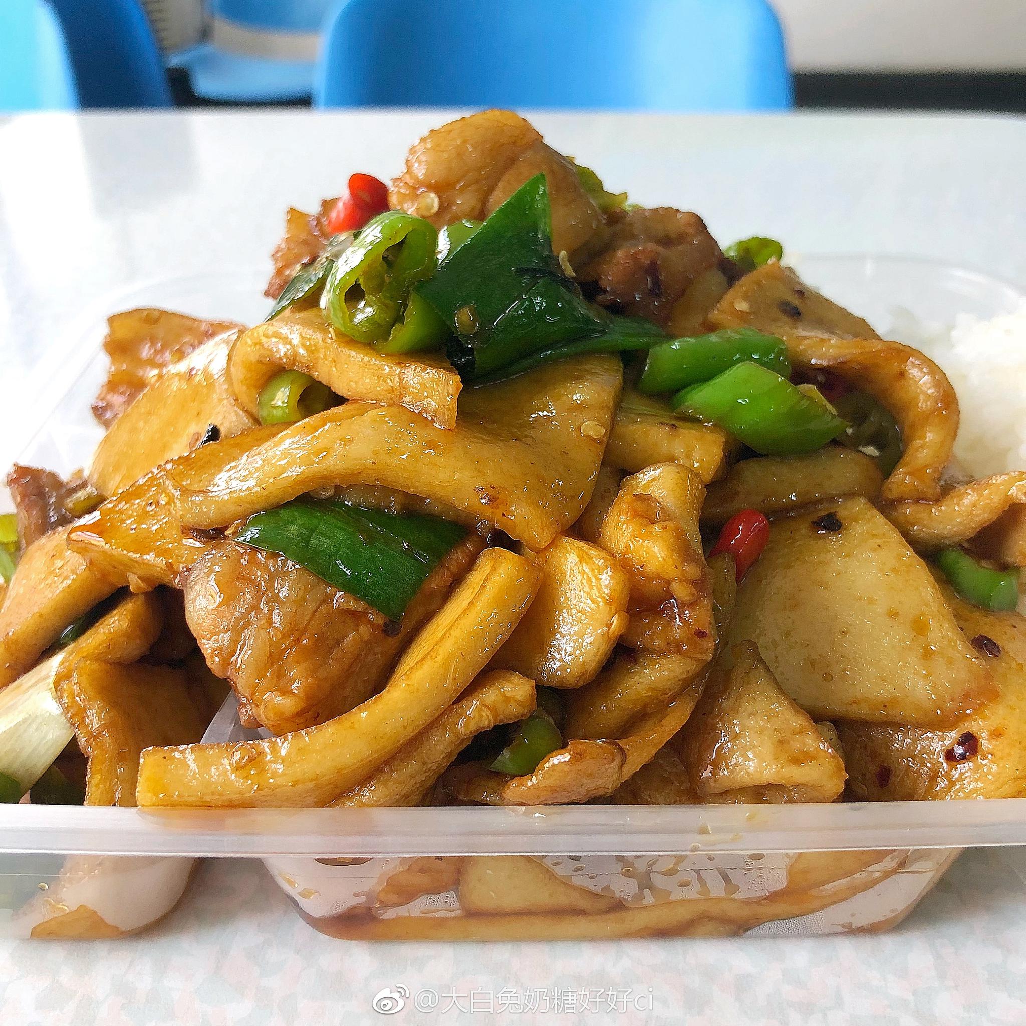 中午食堂的红烧千页豆腐盖饭