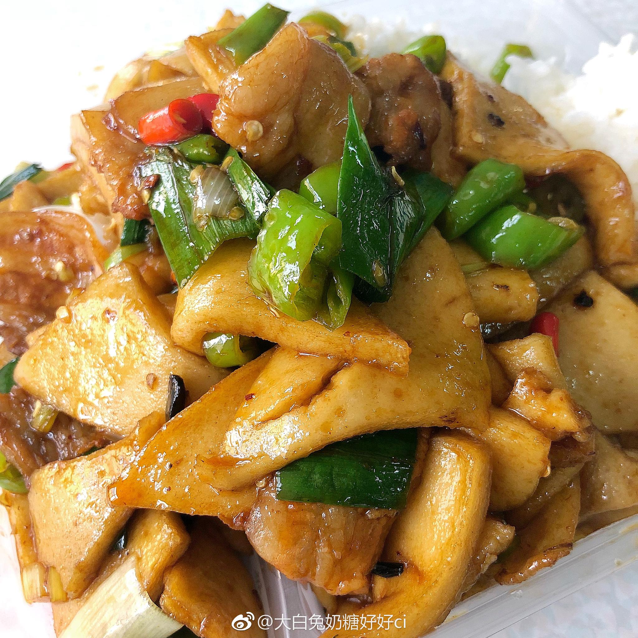 中午食堂的红烧千页豆腐盖饭