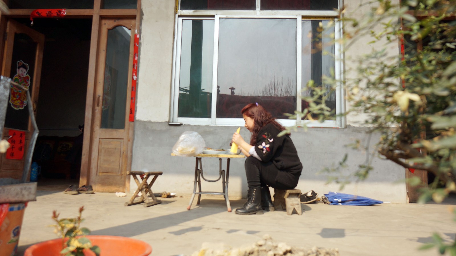 网络火了四年的"仙女"王守英梦碎回到乡村 一天相亲三场