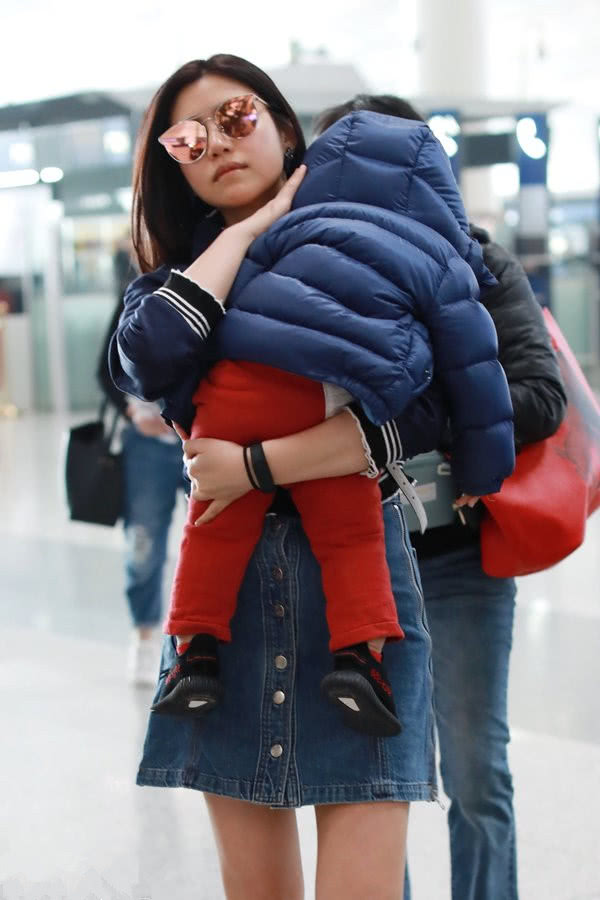 近日陈妍希抱着儿子现身机场,不嫌累,被赞母爱力量大!