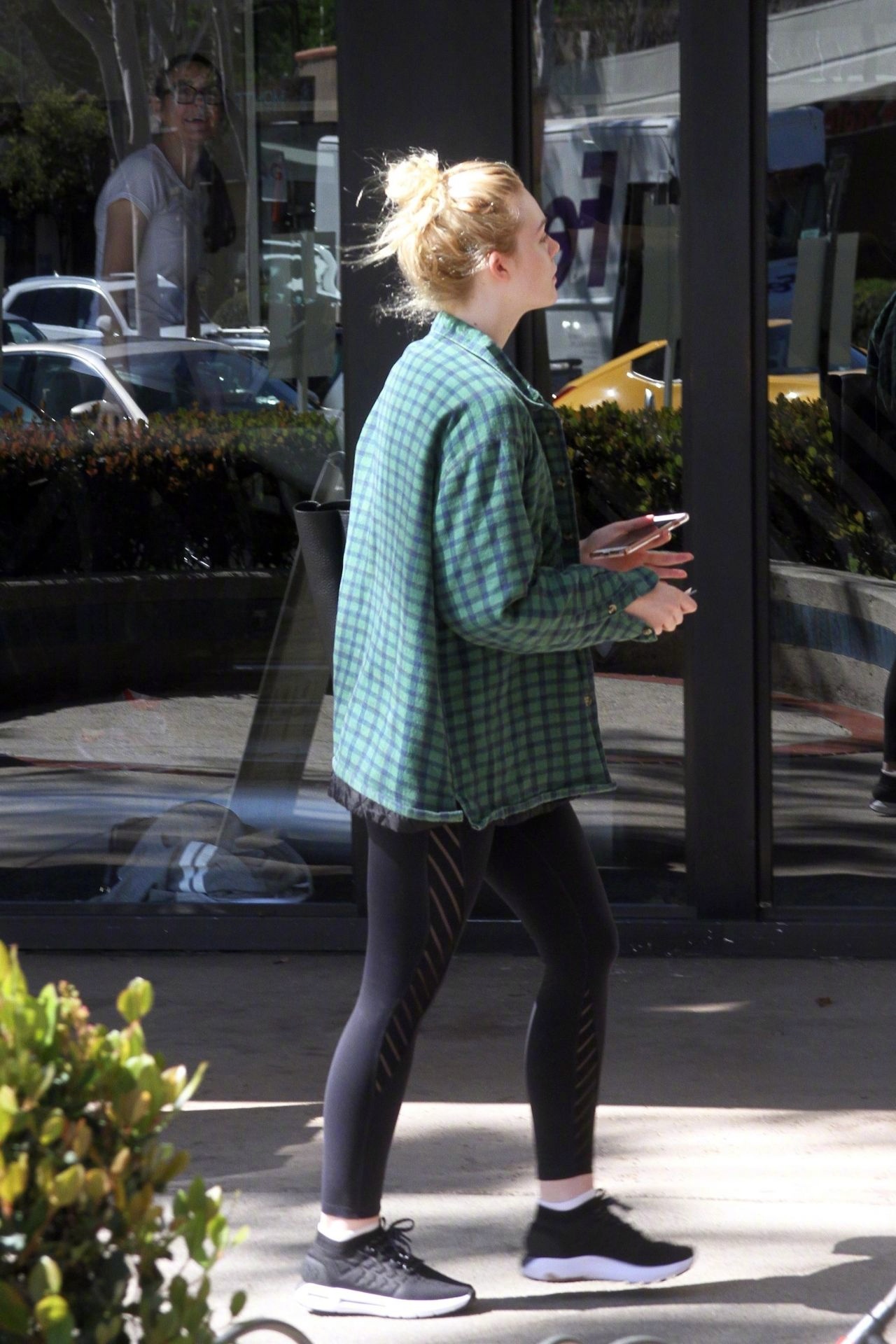 ellefanning身穿绿色格纹夹衣在洛杉矶外出健身的街拍