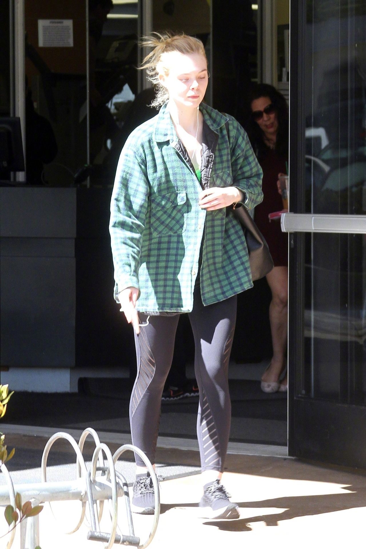 ellefanning身穿绿色格纹夹衣在洛杉矶外出健身的街拍