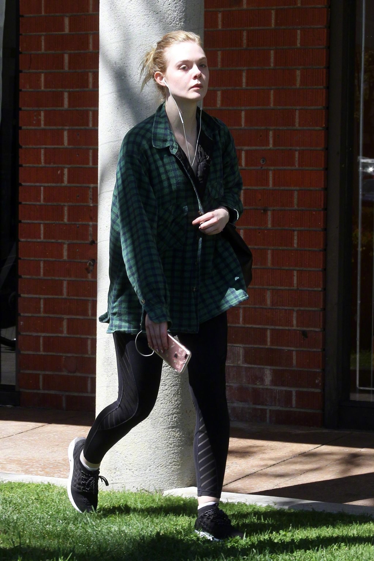 ellefanning身穿绿色格纹夹衣在洛杉矶外出健身的街拍