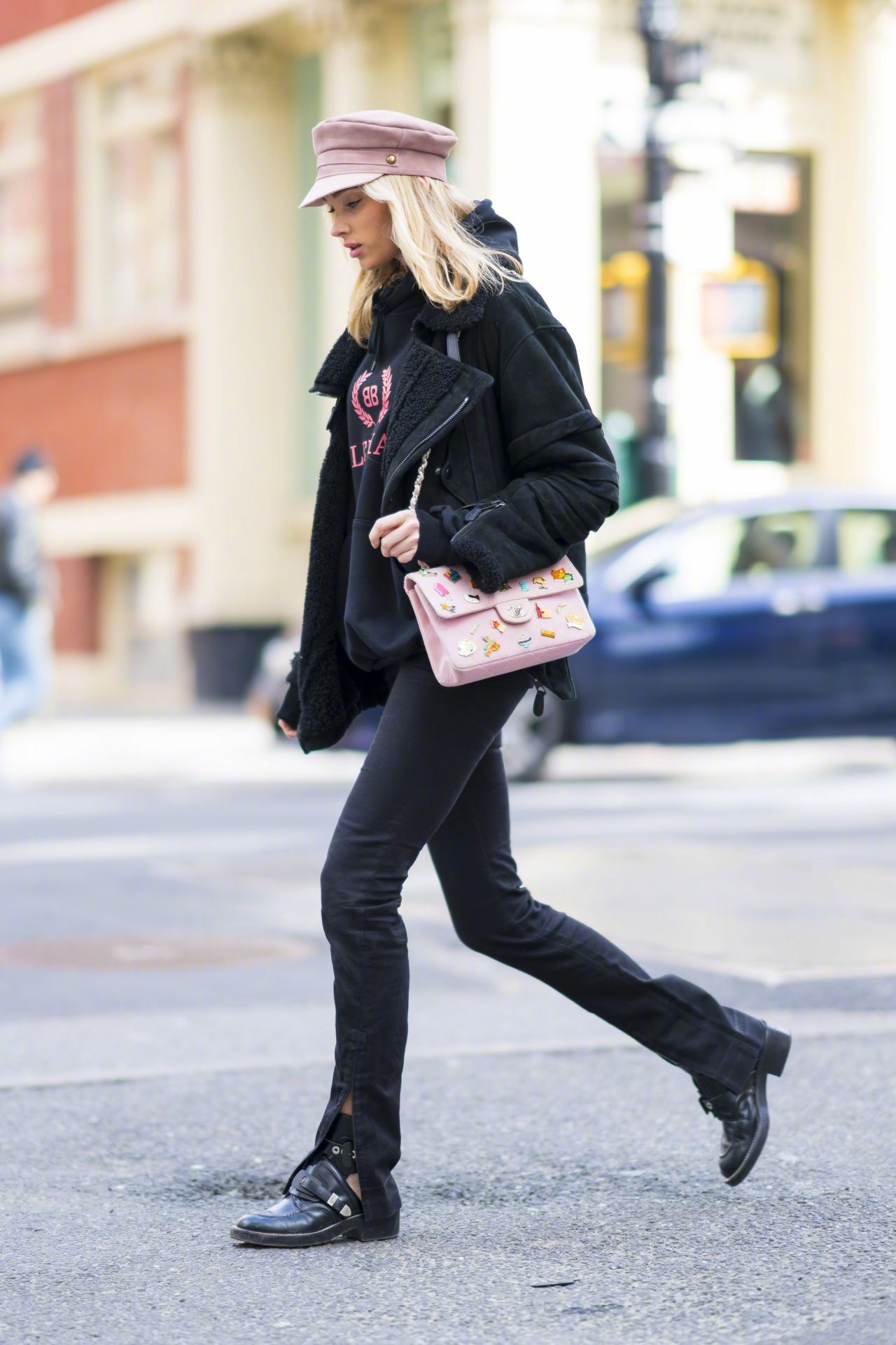 维秘天使elsa hosk 身穿balenciaga卫衣|卫衣|天使|街拍_新浪新闻