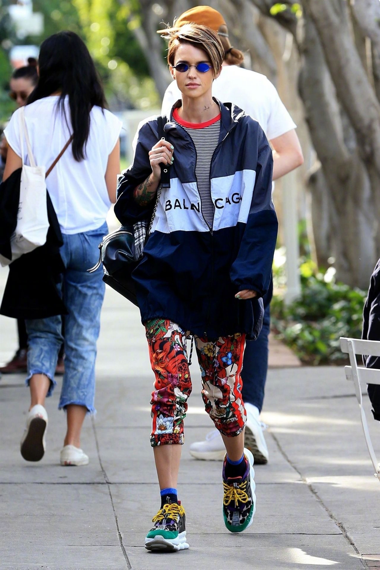 ruby rose 身穿balenciaga 外套在西好莱坞离开 kate somerville 皮