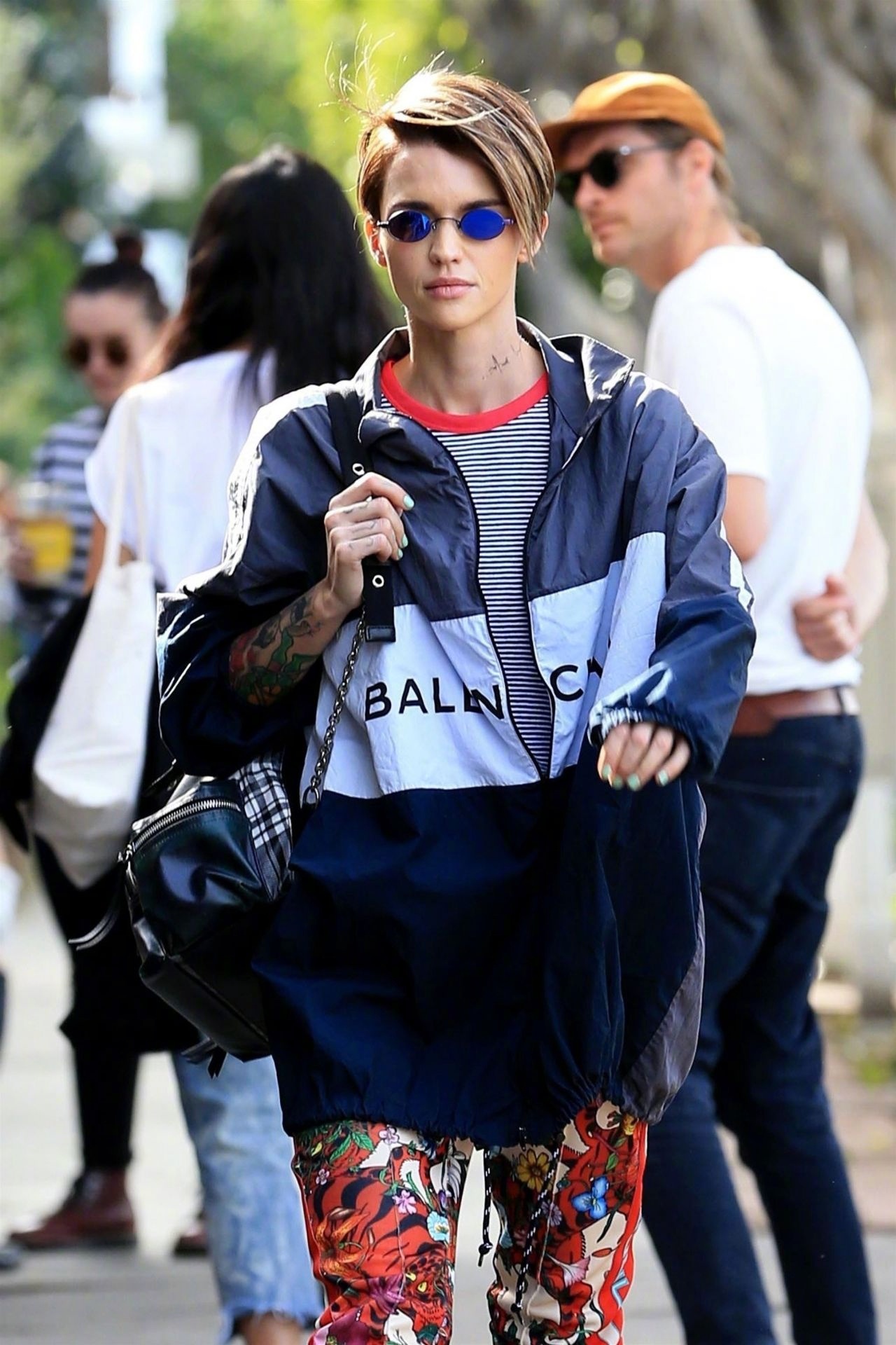 ruby rose 身穿balenciaga 外套在西好莱坞离开 kate somerville 皮