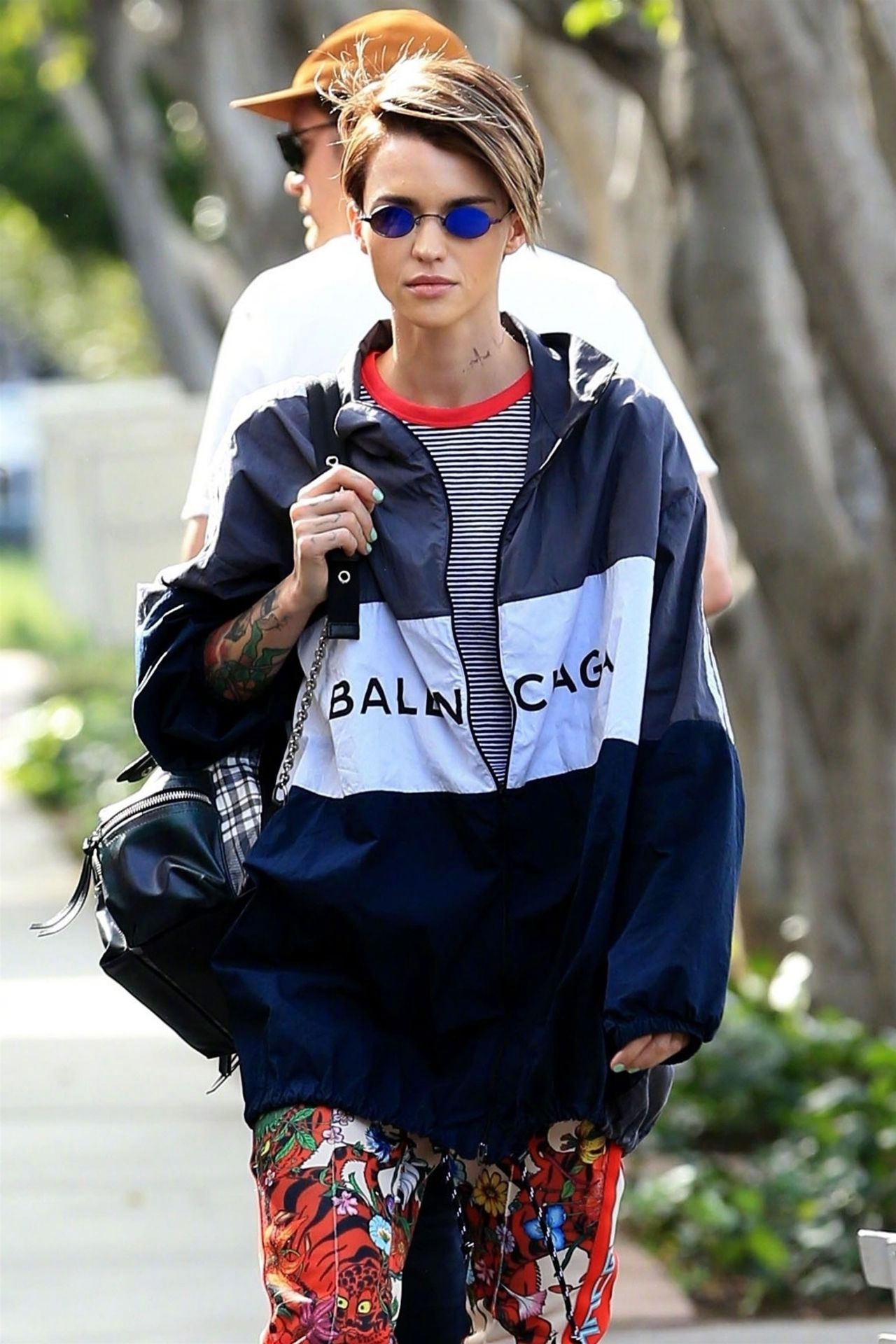 ruby rose 身穿balenciaga 外套在西好莱坞离开