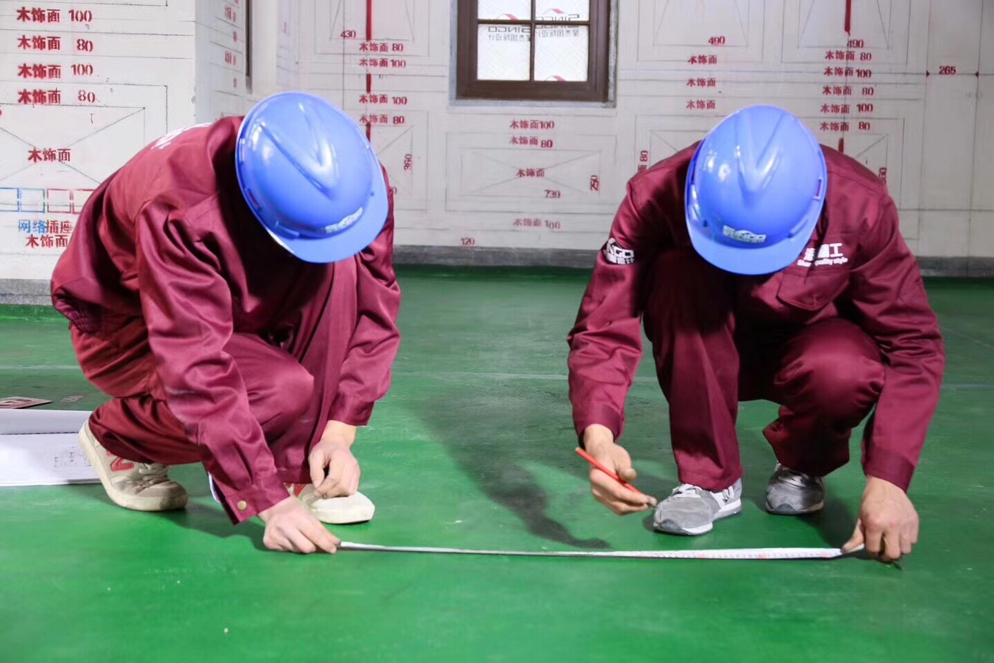 星杰的工地,工人们正在放样.有人觉得精准放线1:1能还原施工现场