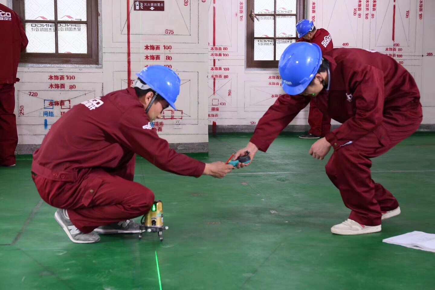 星杰的工地,工人们正在放样.有人觉得精准放线1:1能还原施工现场