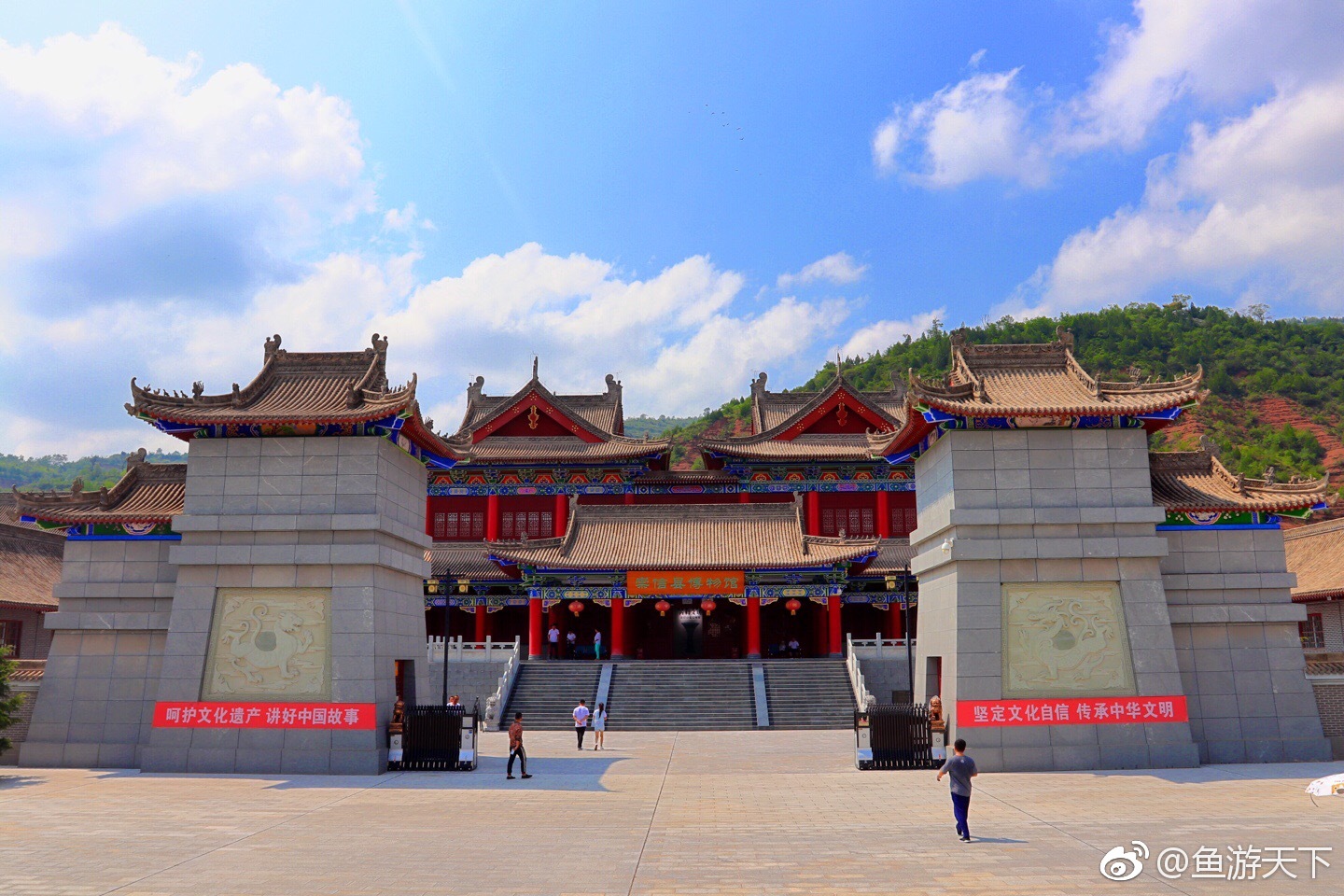 来到崇信县博物馆,没想到一座县级博物馆竟然如此恢宏