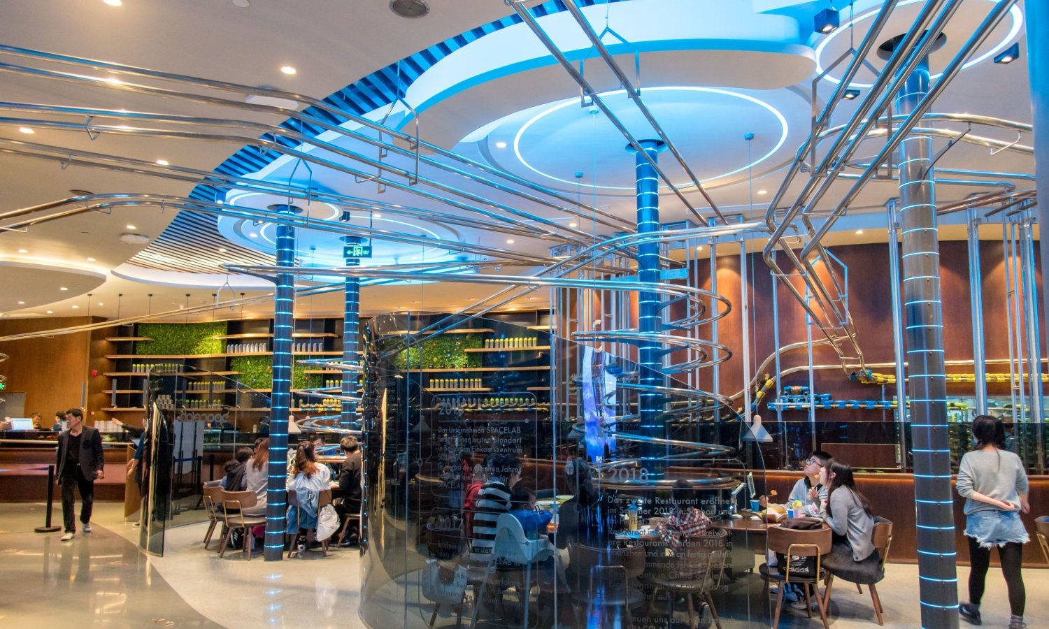 全球第十家失重餐厅上海开业轨道布满餐厅食物从天而降