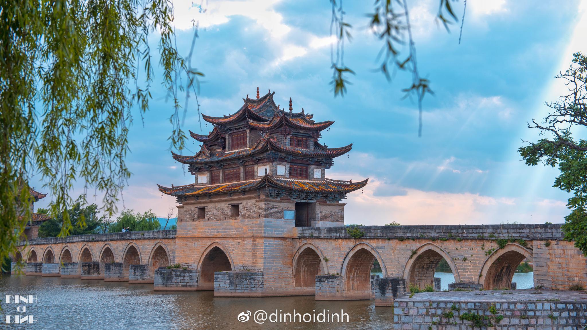 云南建水双龙桥俗称十七孔桥是座三阁十七孔大石拱桥