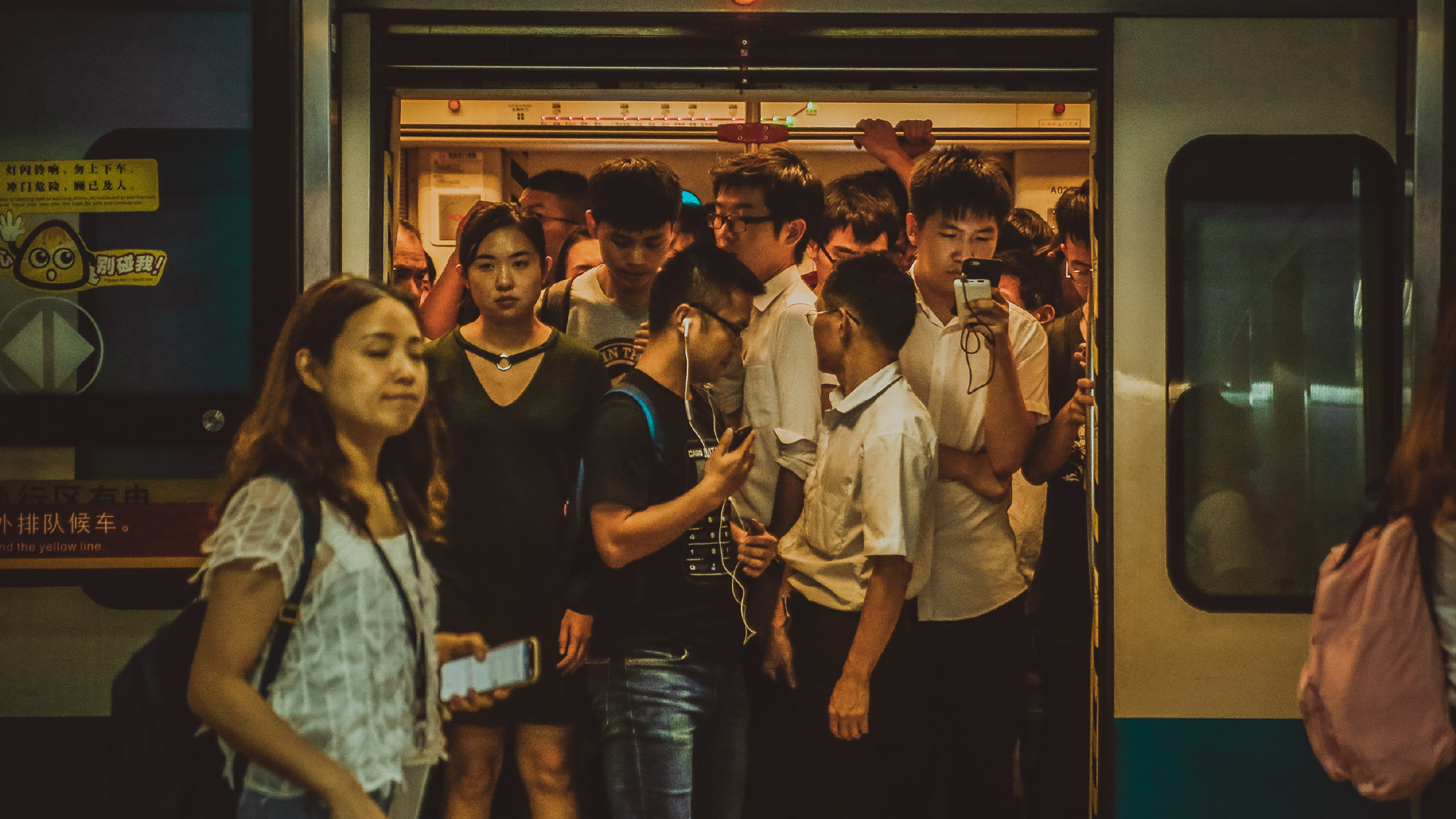 这燥热油腻拥挤的地铁却是回家的必经之路