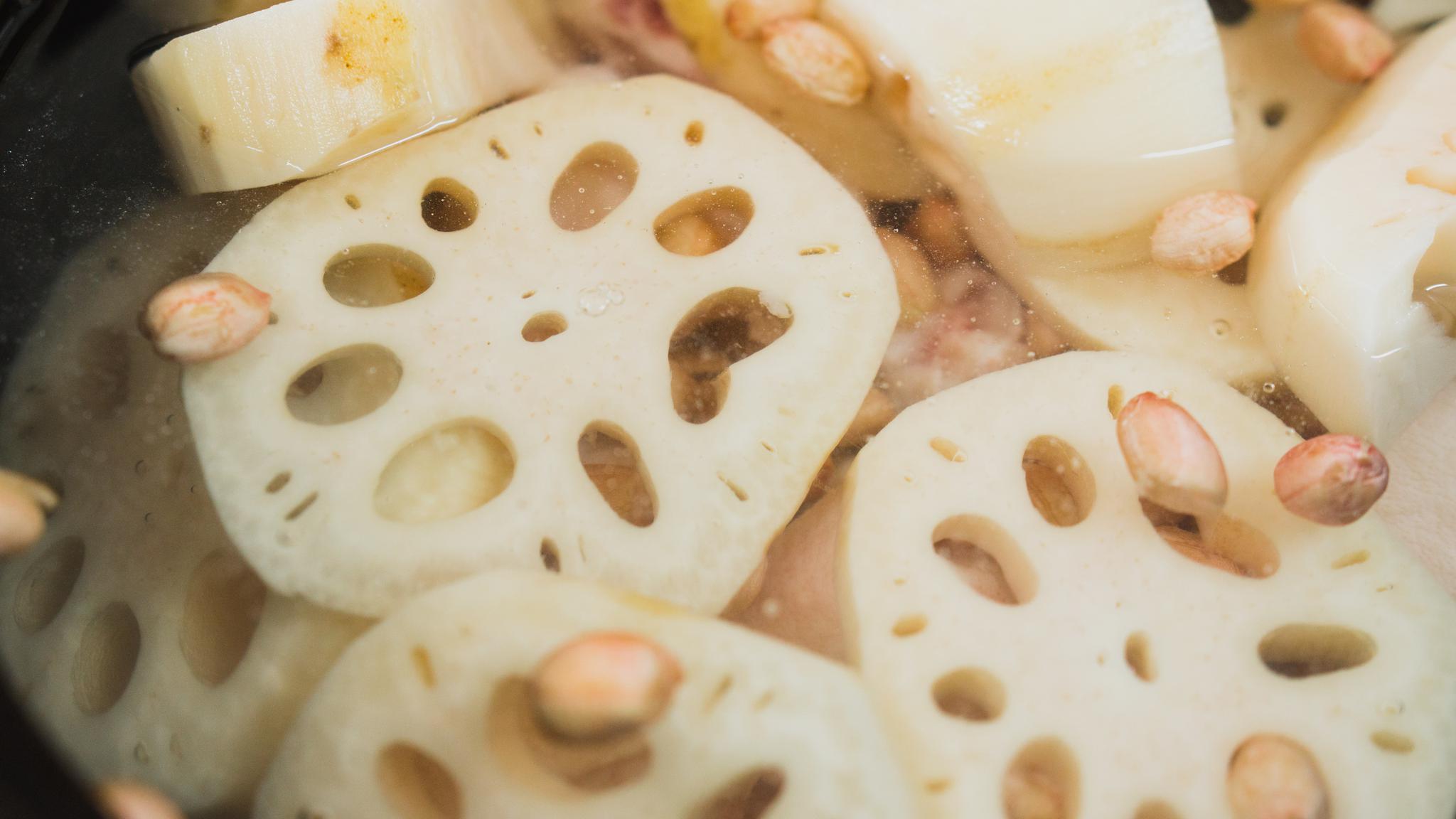 莲藕花生猪蹄汤的家常做法,省心省力,一家老小都爱喝