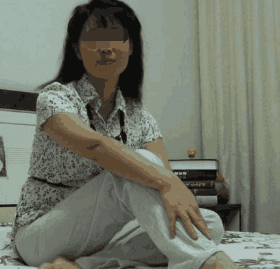 56岁大姐约见男网友, 在酒店洗完澡后, 看到男子的举动转头就走