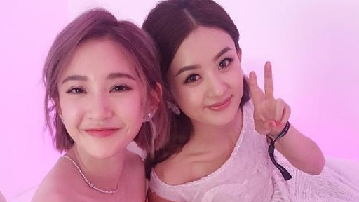 赵丽颖唐艺昕发朦胧美自拍,当年的"死对头"变成了好闺蜜?