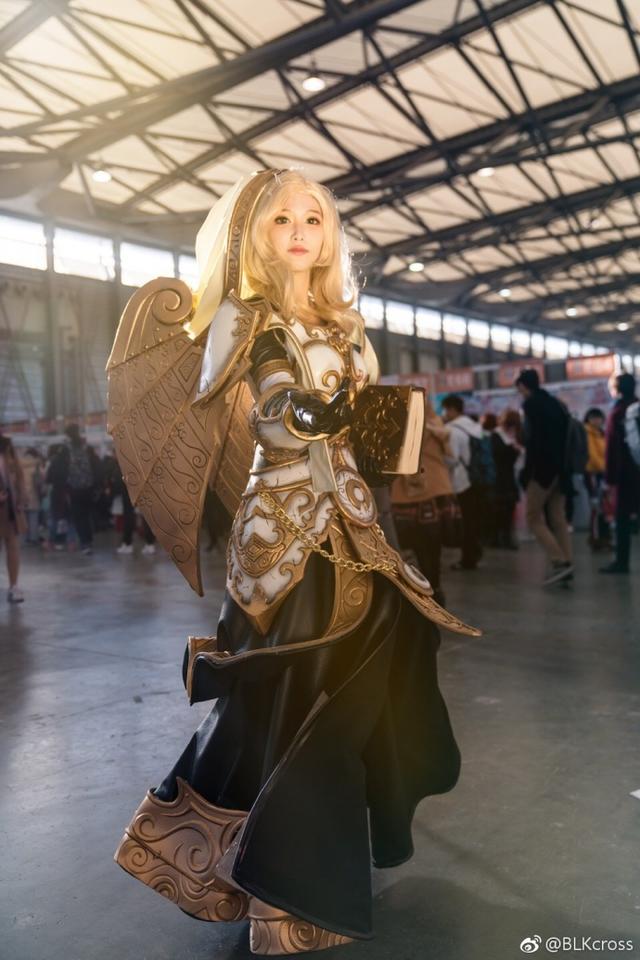 身着t5套装的魔兽牧师小姐姐,沐浴在神圣的光芒之中吧!