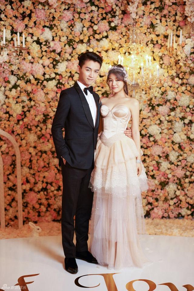 主演陈晓,陈妍希已经因戏生情结婚生子,而老版的主演李若彤,古天乐