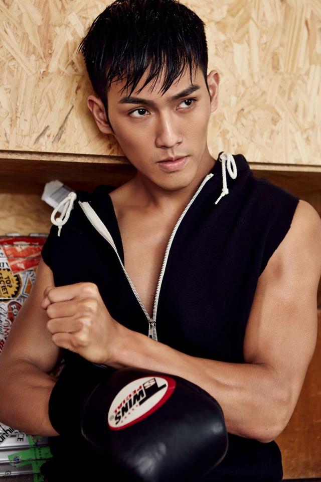 他是圈内公认最帅星二代,赵雅芝的小儿子,从小走哪都有粉丝追随