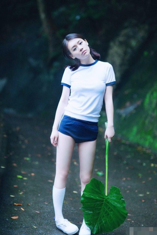 前段时间马思纯的一组清纯写真流出,照片中的她扎着可爱的低扎双马尾