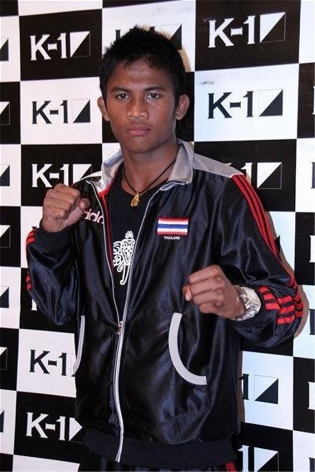 都是拳击冠军,一个出行开游艇美女傍身,一个却开摩托下地干农活