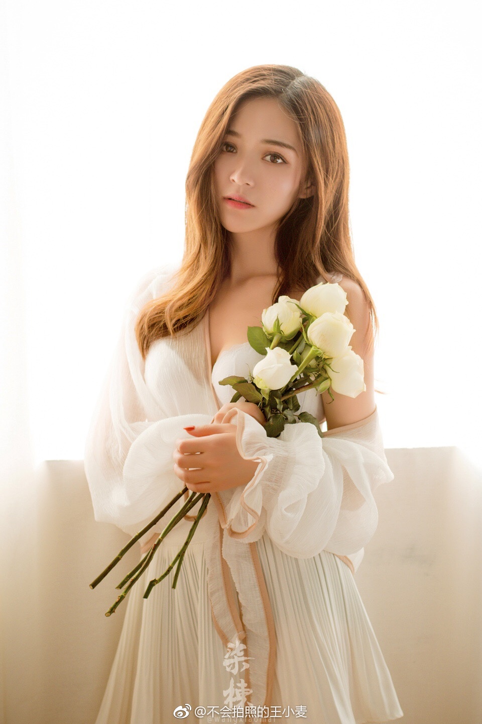 我有很多奢望想爱 想吃 还想在一瞬间变成天上半明半暗的云.