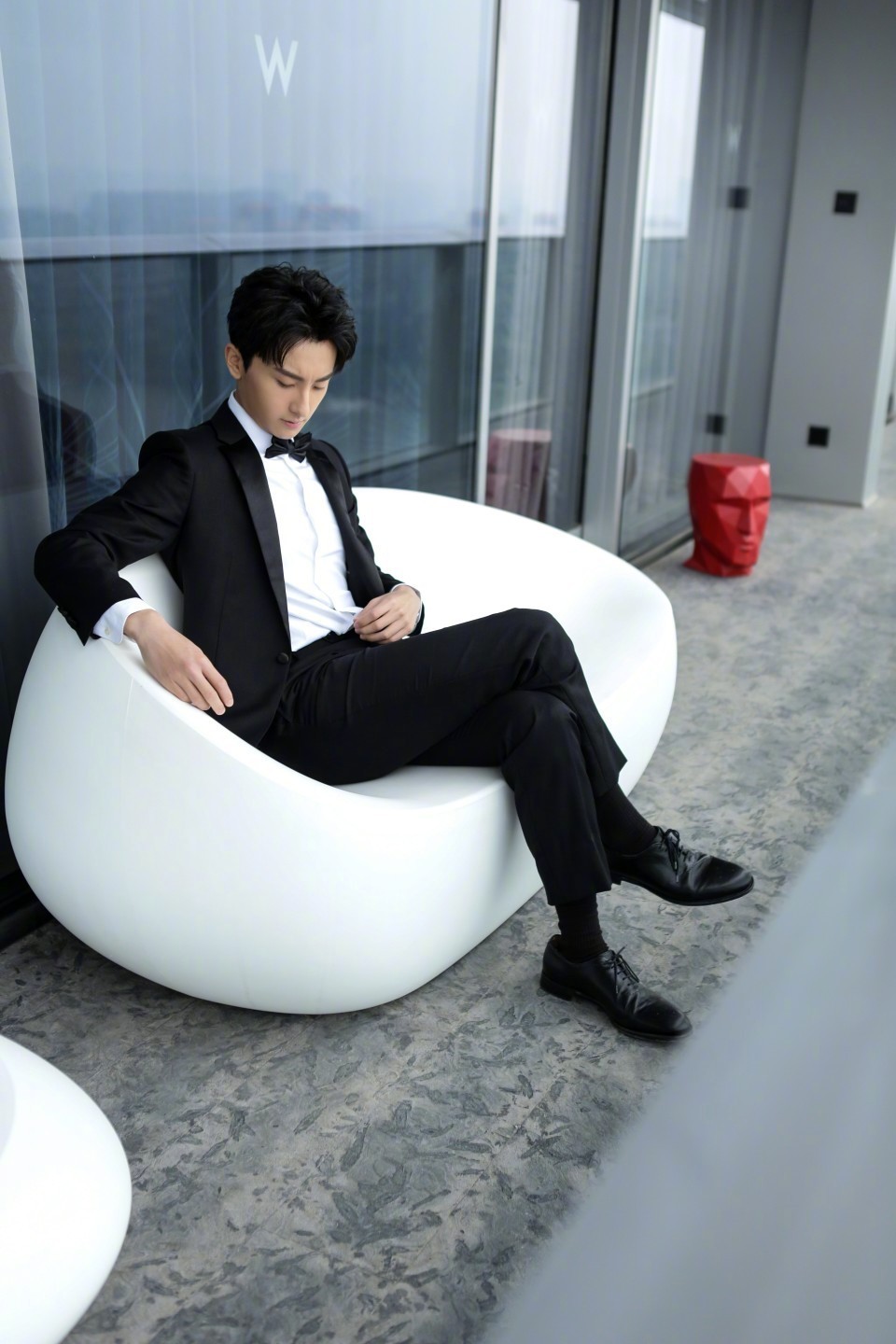 牛骏峰丝绸之路电影节和吴谨言走红毯,绅士优雅温润可亲