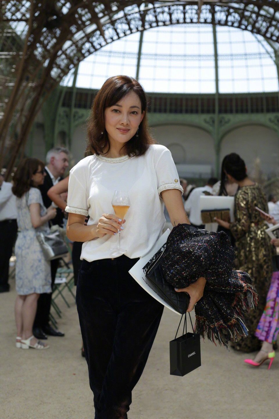 牛莉的打扮,为自己加分,与春晚上判若两人,同时苗条的身材,让这条裙子