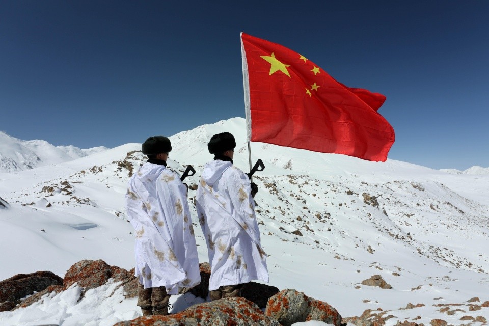 致敬中国军人,五星红旗如此耀眼,是因为有了你们的坚守