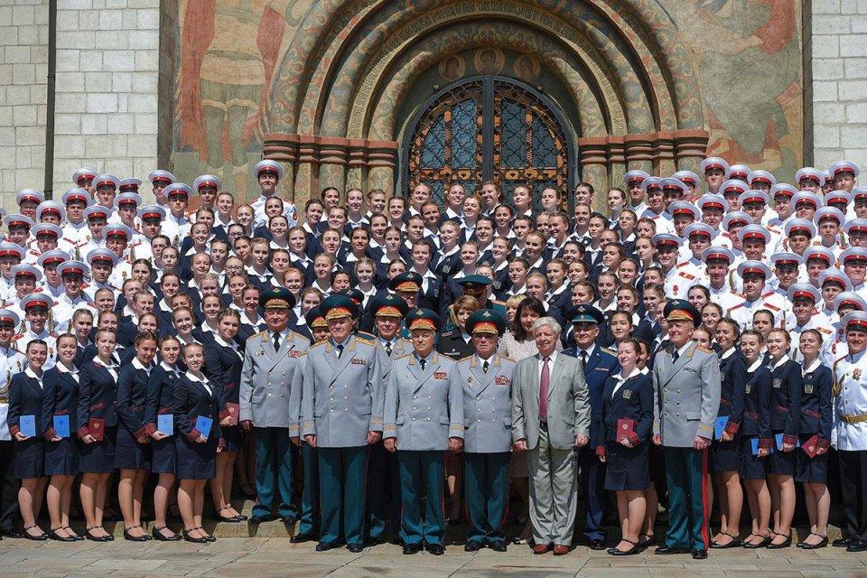 俄军校毕业典礼:男女学员偷偷吻别, 单膝跪地向校旗致敬