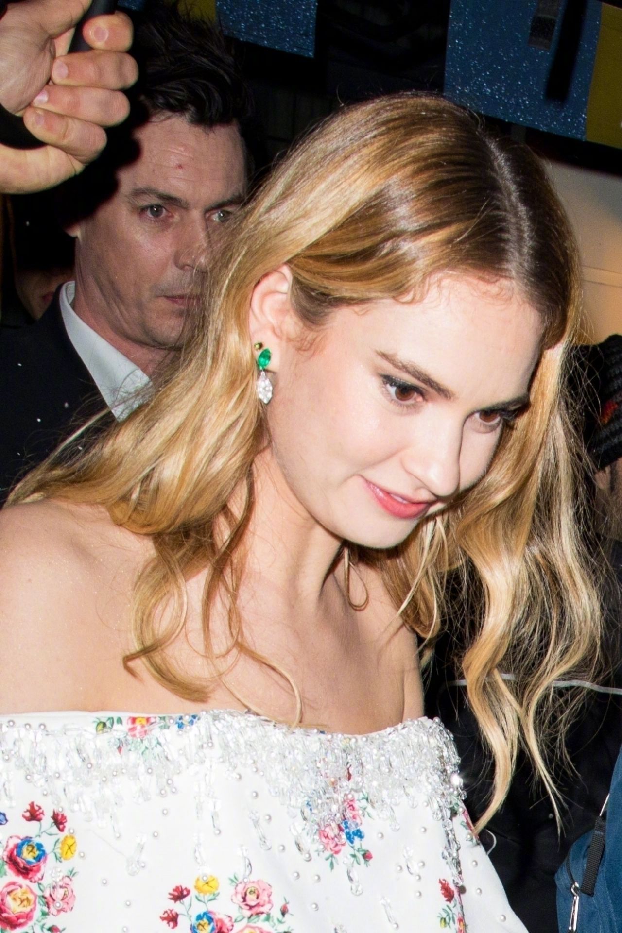 莉莉詹姆斯lily james在伦敦mayfair出席 "the guernsey literary an