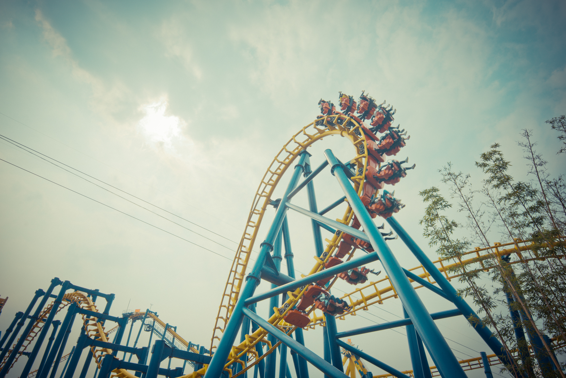 摄影师用高速快门,定格下过山车精彩瞬间