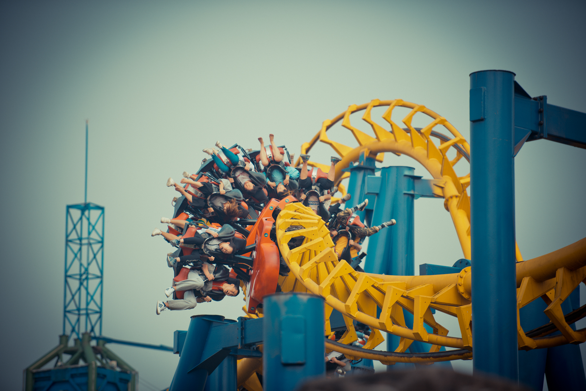 摄影师用高速快门,定格下过山车精彩瞬间