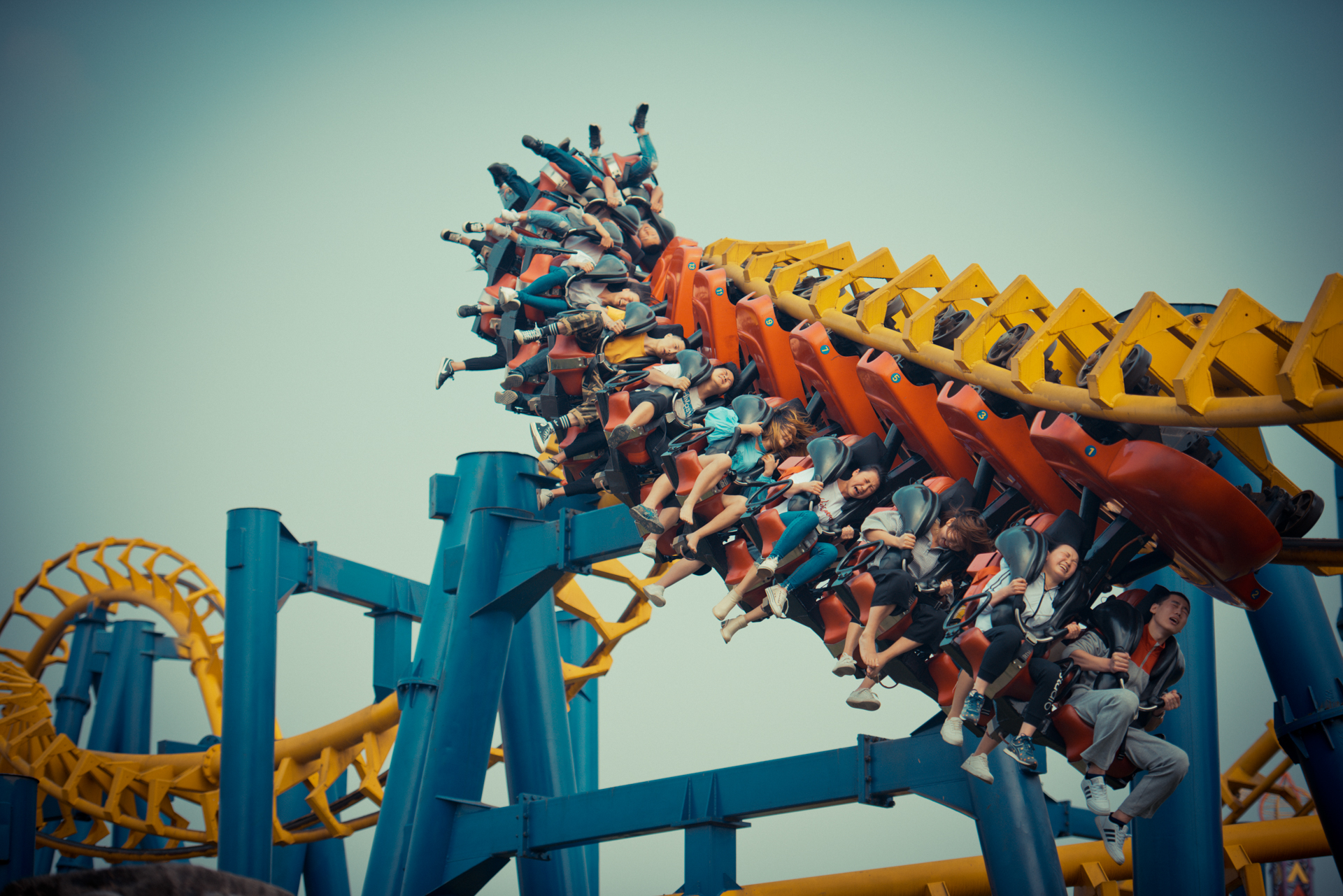 摄影师用高速快门,定格下过山车精彩瞬间