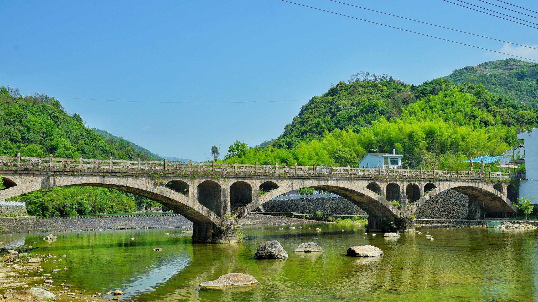 矴歩头村位于苍南县桥墩镇,距苍南县城23公里,桥莒公路穿境而过,东边