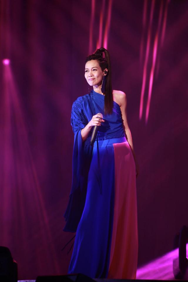 赵学而将演唱会取名为"right on time",绝非随意改名.