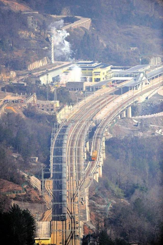 宜万铁路,位于喀斯特地貌山区,在世界上属于地质复杂的铁路,全线建成