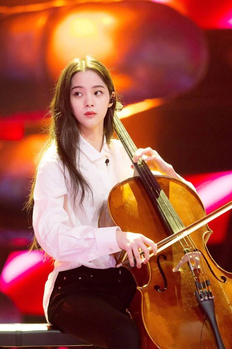 欧阳娜娜的大提琴演奏,向来受到了很多粉丝的关注,无论是在台湾还是在