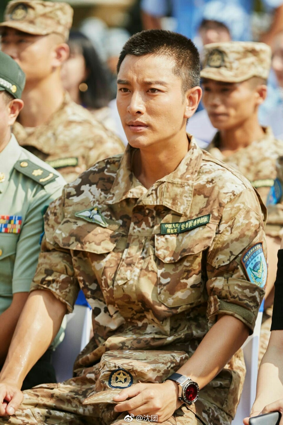 看到贾乃亮出席新剧《伞兵魂》发布会的照片,身穿军装十分精神