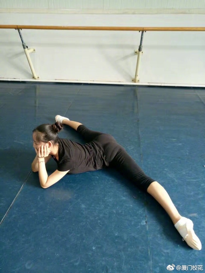 她叫赵婉晴96年就读于天津音乐学院身高178cm天秤座