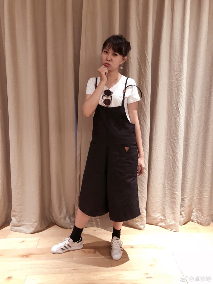 可是卓依婷明明已经37岁,但却活成了18岁的模样,年龄果真是一个奇妙的