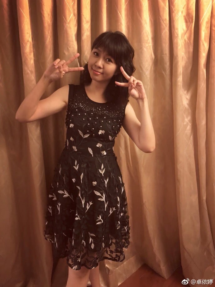 一代歌星卓依婷近照曝光,37岁活成了18岁的模样,女儿是个小美女